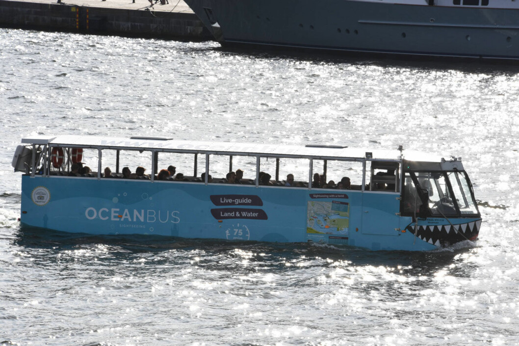 Självklart måste Estelle få åka en amfibiebuss som är uppkallad efter hennes själv. Folk stirrar häpet när bussen kör rakt ner i vattnet till Titaniclåten ”My heart will go on”. Hjulen fälls inte in utan sitter där de sitter även i vattnet.