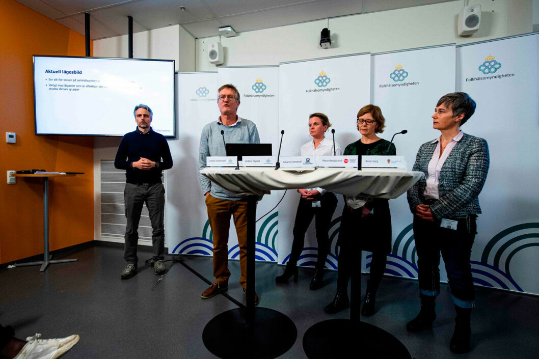 Anders Tegnell som vi är vana att se honom. Han är ingen kostymkille – och för <a href="https://www.expressen.se/nyheter/qs/okanda-tragedin-som-formade-anders-tegnell/" target="_blank" rel="noopener">Expressen</a> berättar han att döttrarna brukar ringa och dissa hans tv-look… Anders Tegnell håller pressträff.
