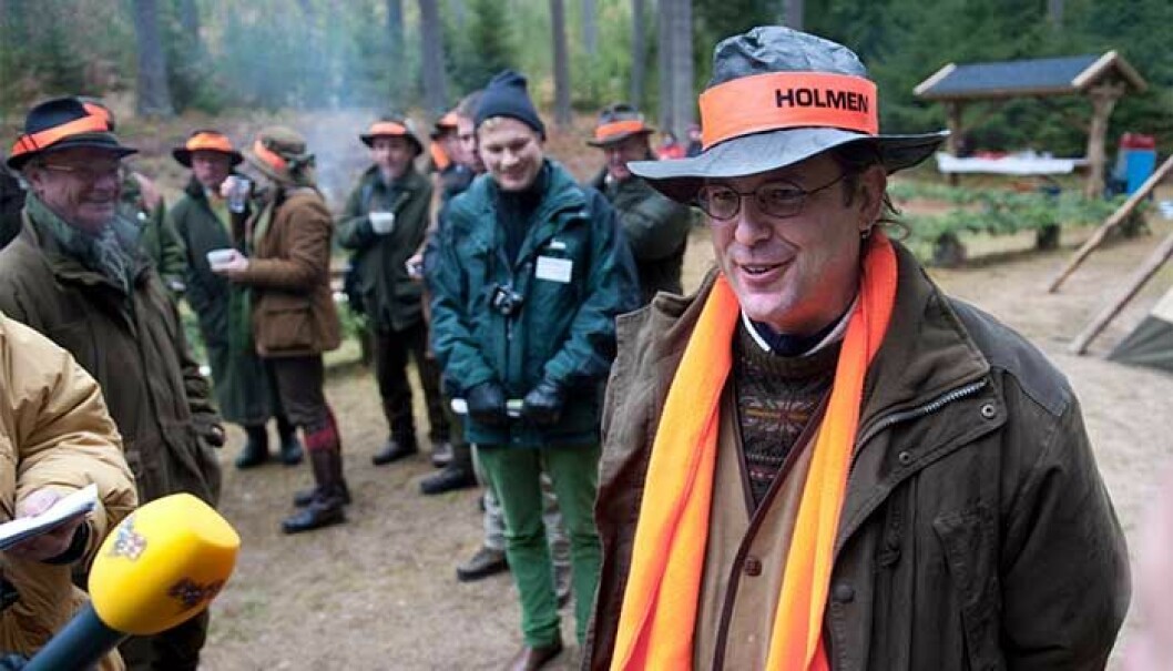 Anders Borg intervjuas under en av Holmens jakter. I bakgrunden skymtar kungen.