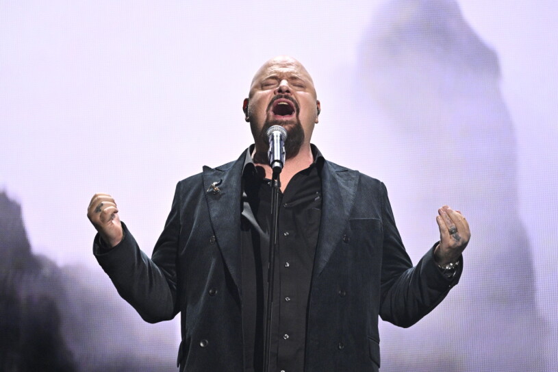 Anders Bagge mitt i bidraget <span class=" italic" data-lab-italic_desktop="italic">Bigger than the universe</span> i Melodifestivalen, som snubblade på målsnöret!