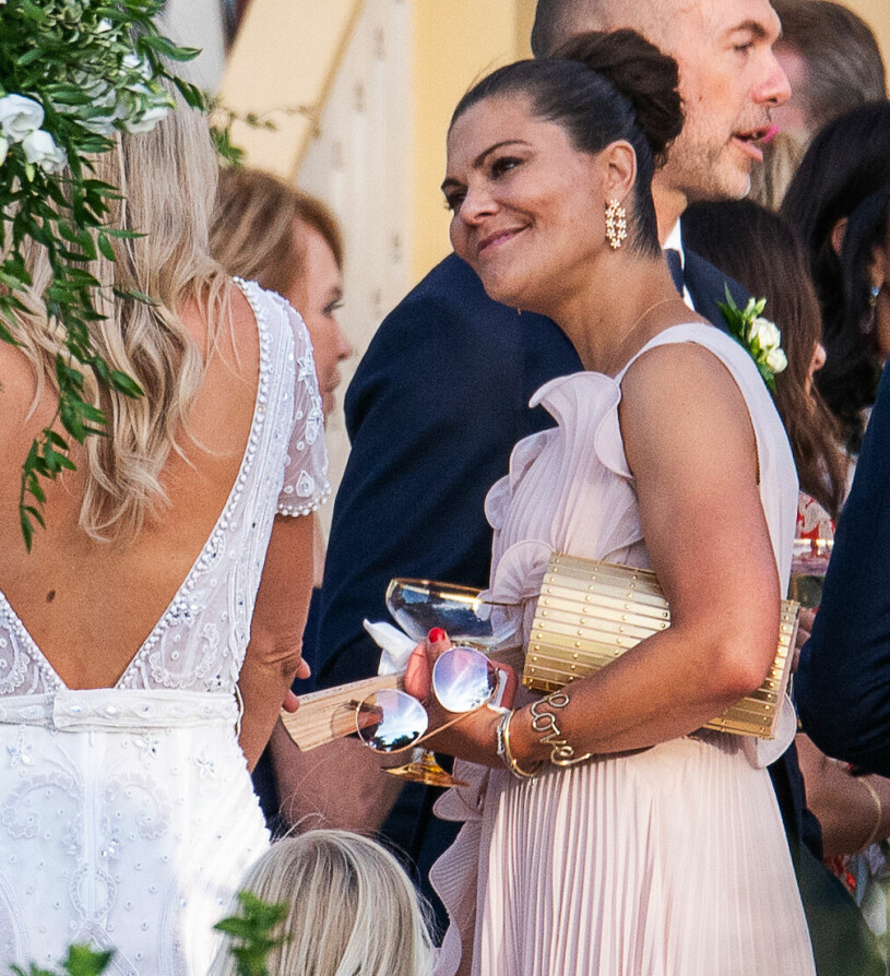 Kronprinsessan Victoria har varit på många fester och middagar i Villa Loviseberg, under familjen Brodins mer än 40 år i Ulriksdals slottspark. Kronprinsessan Victoria på Andrea Brodins bröllop på Villa Loviseberg 2020