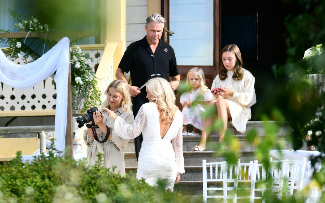Andrea Brodin i dagens första klänning: Paljetter från By Malina. På trappan sitter hennes döttrar Isabella, 3 (som var brudnäbb) och Diana, 13 (guddotter till Victoria). Andrea Brodin i klänning från By Malina.