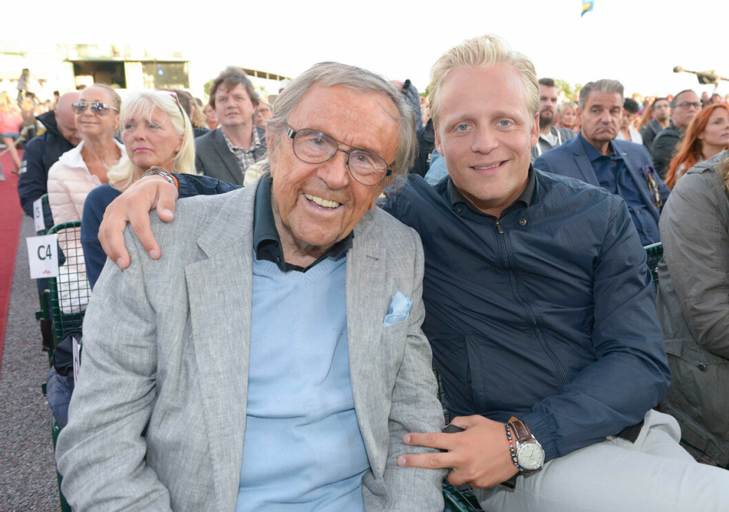 Far och son i publiken på Allsång på Skansen 2014. Arne Weise med sonen Andreas.