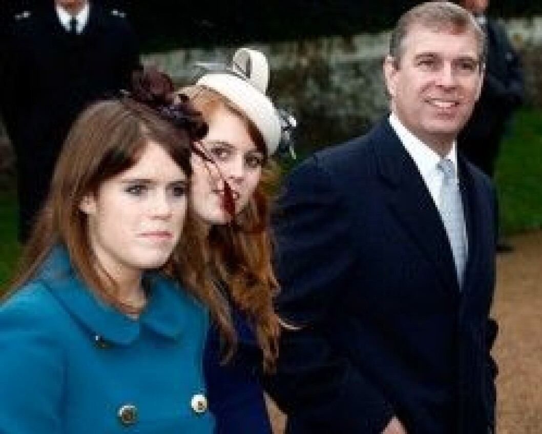 Döttrarna Eugenie, Beatrice och exmaken prins Andrew har stöttat Ferige så gott de har kunnat. Döttrarna Eugenie, Beatrice och exmaken prins Andrew har stöttat Ferige så gott de har kunnat.