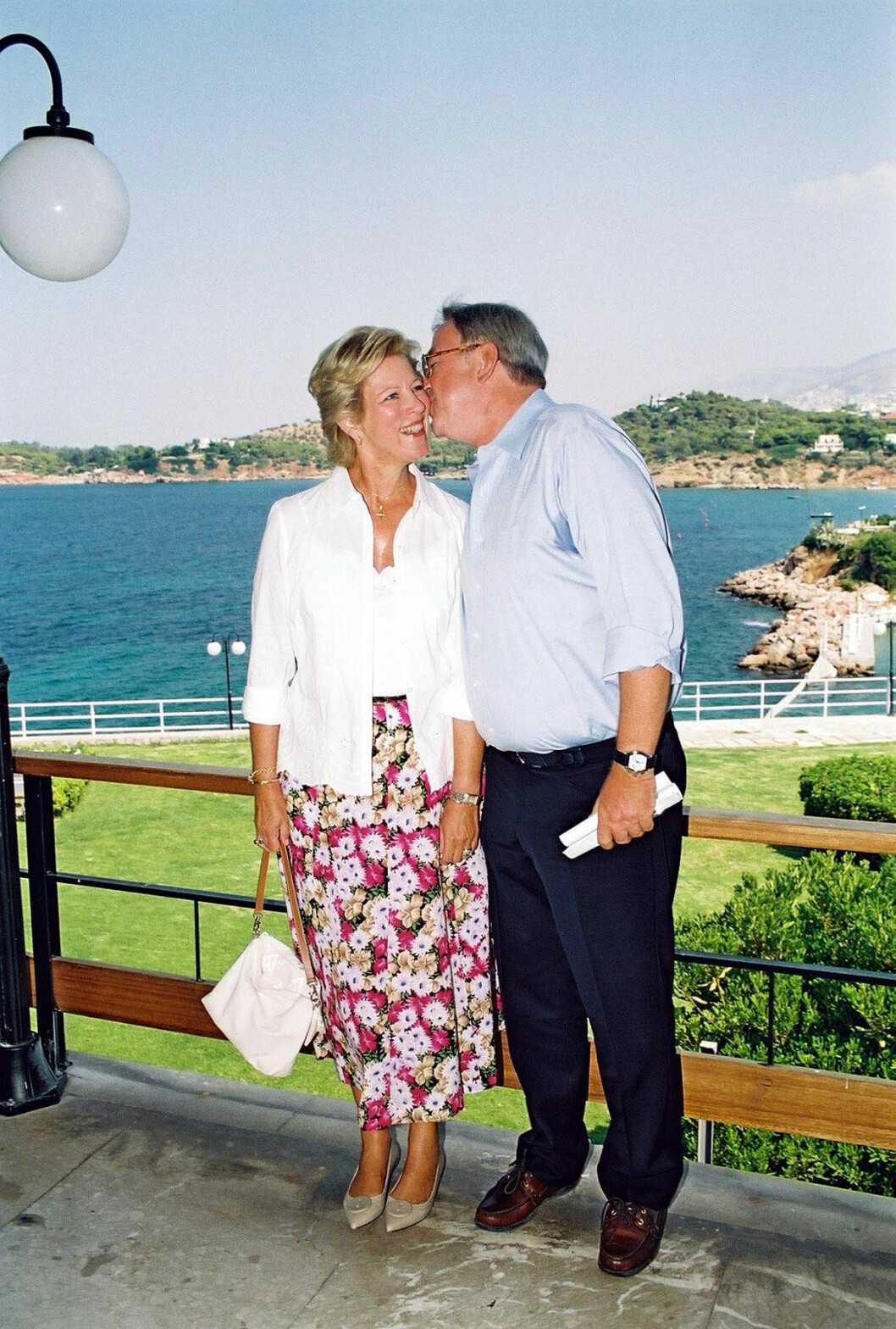 Anne-Marie och Konstantin firade nyligen 53 år som gifta – och kärleken tycks blomstra än. Snart rar Anne-Marie och Konstantin 53 år som gifta – och kärleken tycks blomstra än.