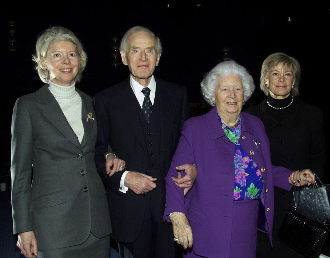 Ane Uggla år 2000, arm i arm med pappa skeppsredaren, Maersk Mc-Kinney Moeller. Till höger mamma Emma och systern Kirsten Olufsen. Ane Uggla med sin pappa Maersk Mc-Kinney Moeller. Till höger mamma Emma och systern Kirsten Olufsen.