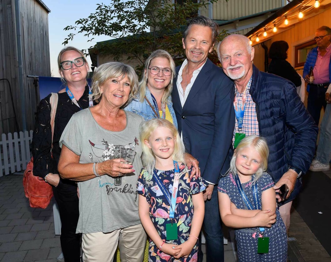 Ann-Louise och Bruno med döttrarna Jessica och Josefin, barnbarnen Tilly och Vega samt Anders Glenmark. Ann-Louise och Bruno med döttrarna Jessica och Josefin, barnbarnen Tilly och Vega samt Anders Glenmark.