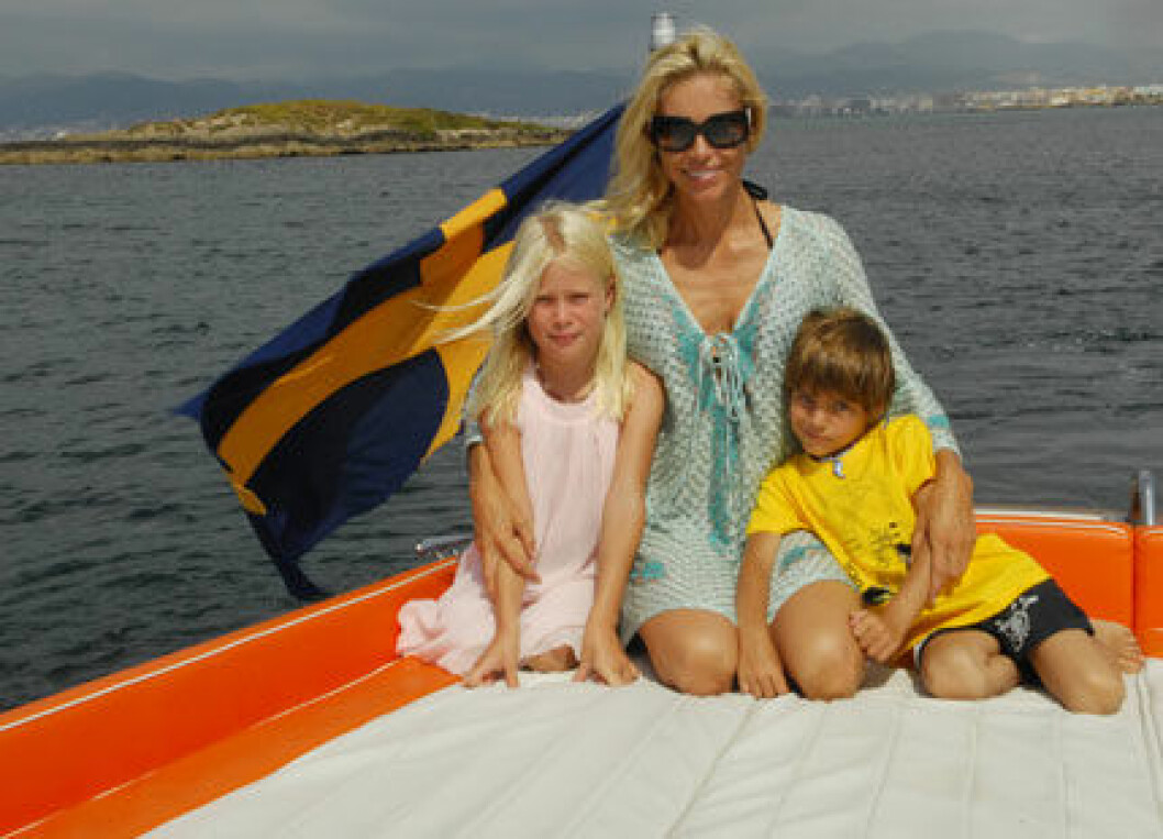 Anna Anka med sina barn på Mallorca.