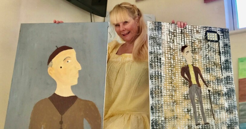 Anna Bergman med målningar av sin pappa Ingmar Bergman.