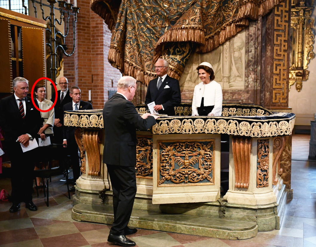 Hovet samlat i Storkyrkan i dag. Från vänster riksmarskalken Fredrik Wersäll, statsfrun Anna Hamilton och förste hovmarskalk Mats Nilsson. Riksmötet 2020: riksmarskalk Fredrik Wersäll, statsfrun Anna Hamilton och förste hovmarskalk Mats Nilsson.