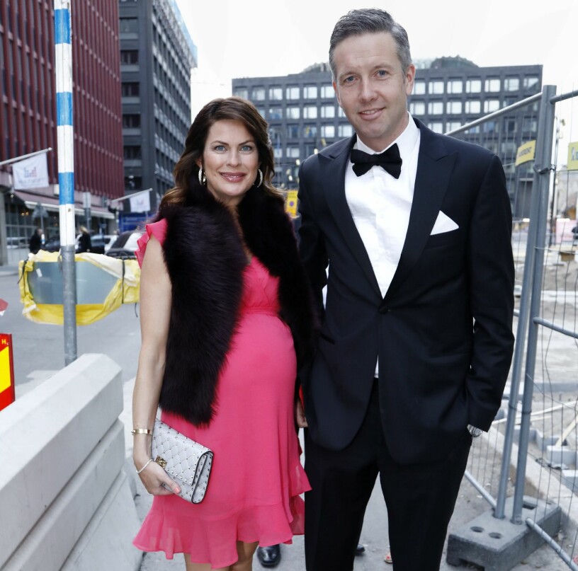Anna Jussil Broms och maken Michael anländer till Leonie Perssons 40-årsfest.