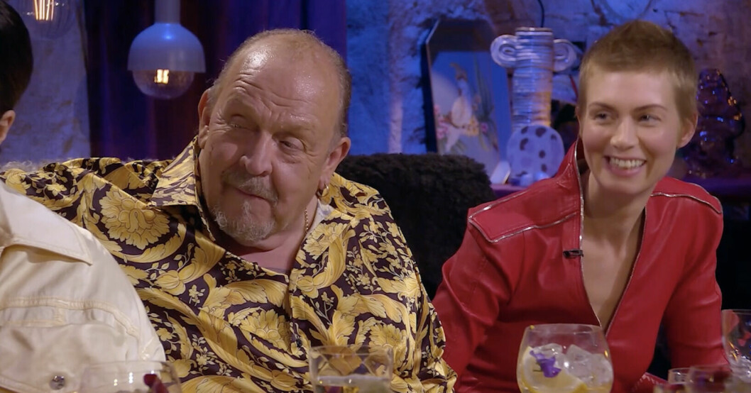 Skratt runt bordet efter historien om hur Måns Zelmerlöw slog in en dörr. Olle Jönsson och Anna Ternheim