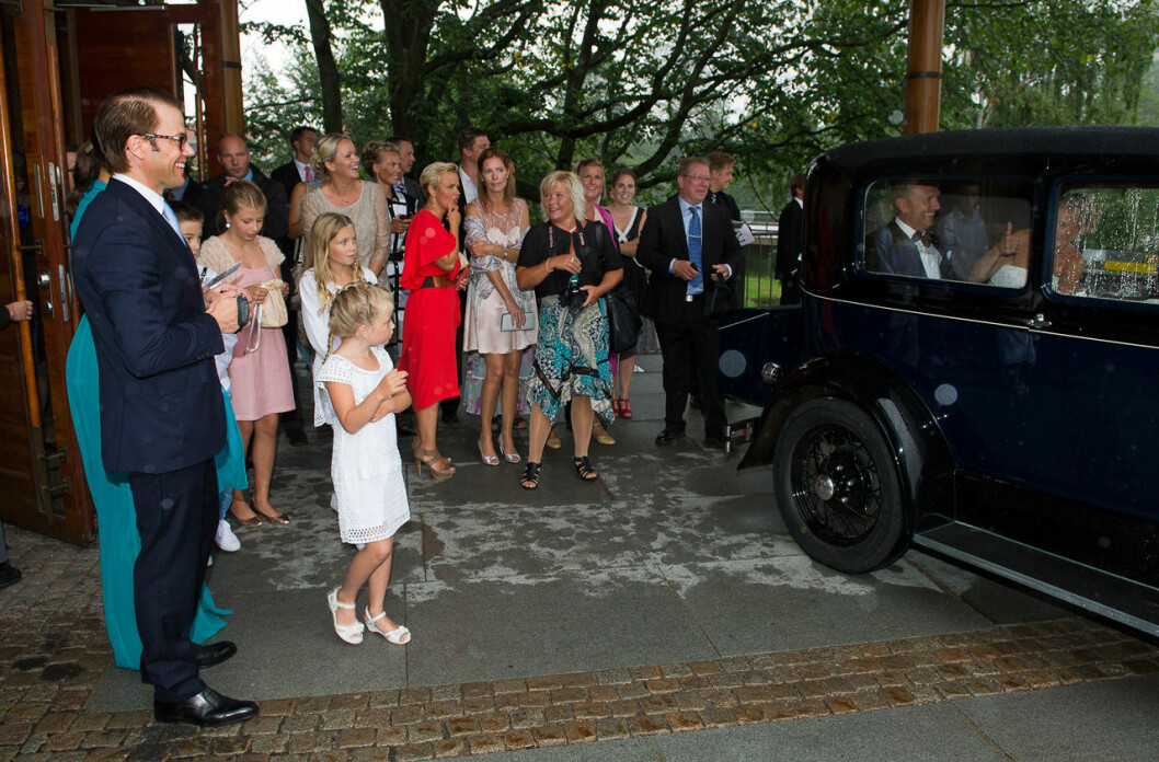 Efter vigseln rullade brudparet iväg mot bröllopsfesten i en A-Ford från 1930. Prins Daniel Kronprinsessan Victoria Anna Westlings bröllop