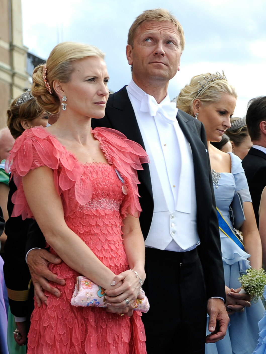 Den här klänningen hade Anna Westling när hennes brorsa blev prins. Och själv blev hon en internationell modesuccé… Anna Westling med sin man Mikael Söderström