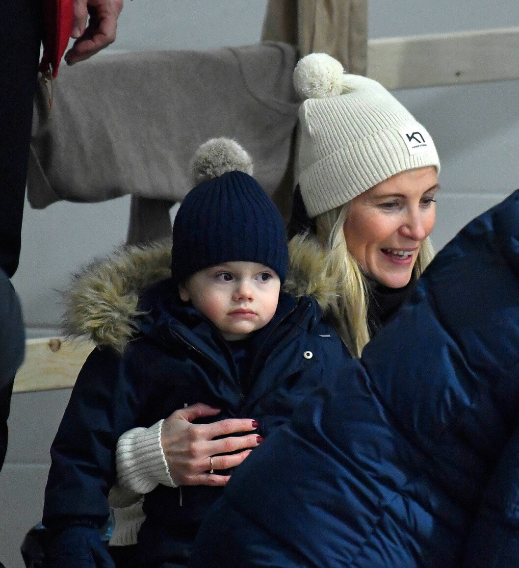 Prins Oscar, nöjd och glad i knäet hos sin fina faster. Prins Oscar Anna Westling Söderström
