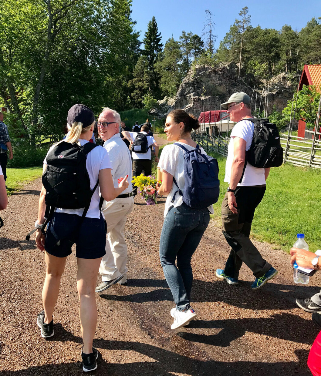 Kronprinsessan sken som en sol när hon fick sällskap av sin svägerska Anna. Kronprinsessan Victoria med prins Daniels syster Anna Westling Söderström och hennes man Mikael Söderström.