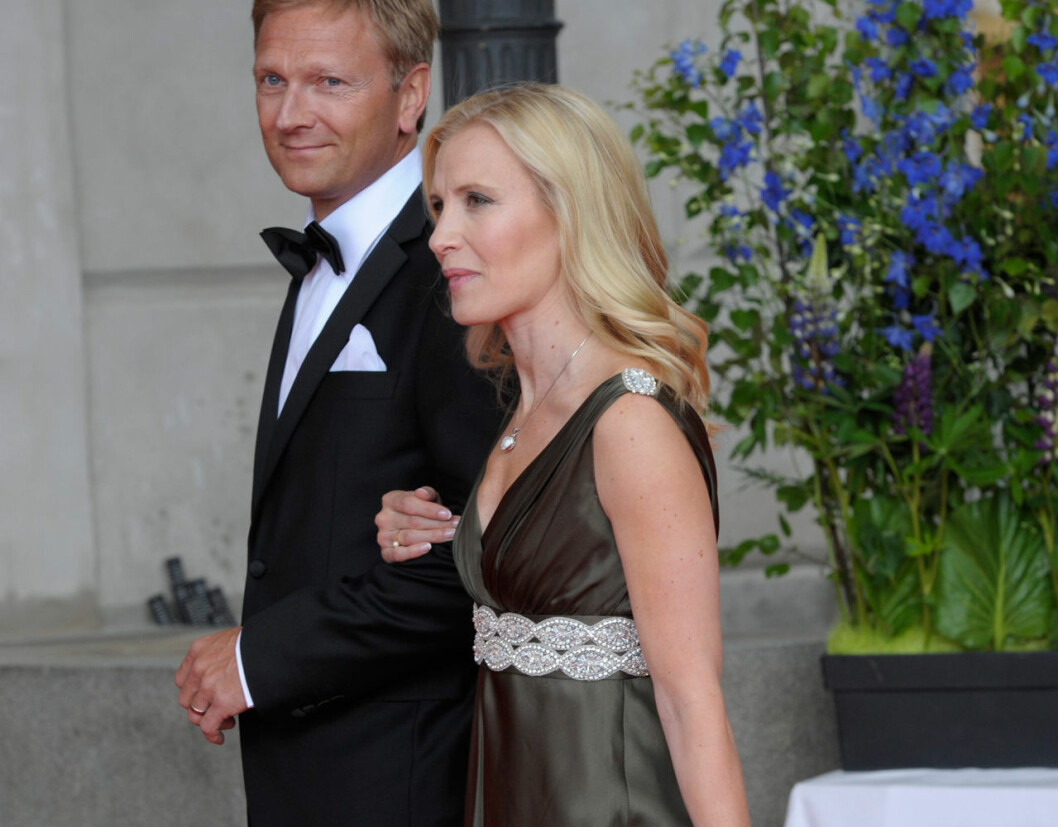 Anna Westling på regeringens middag, till vänster hennes man Mikael Söderström. Anna Westling i kronprinsessan Victorias klänning
