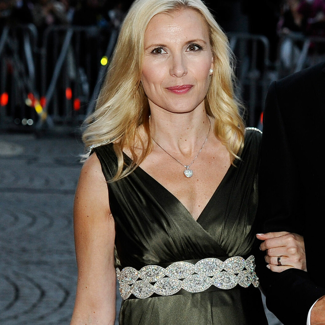 Här ser du glitterbården. Anna Westling i kronprinsessan Victorias klänning