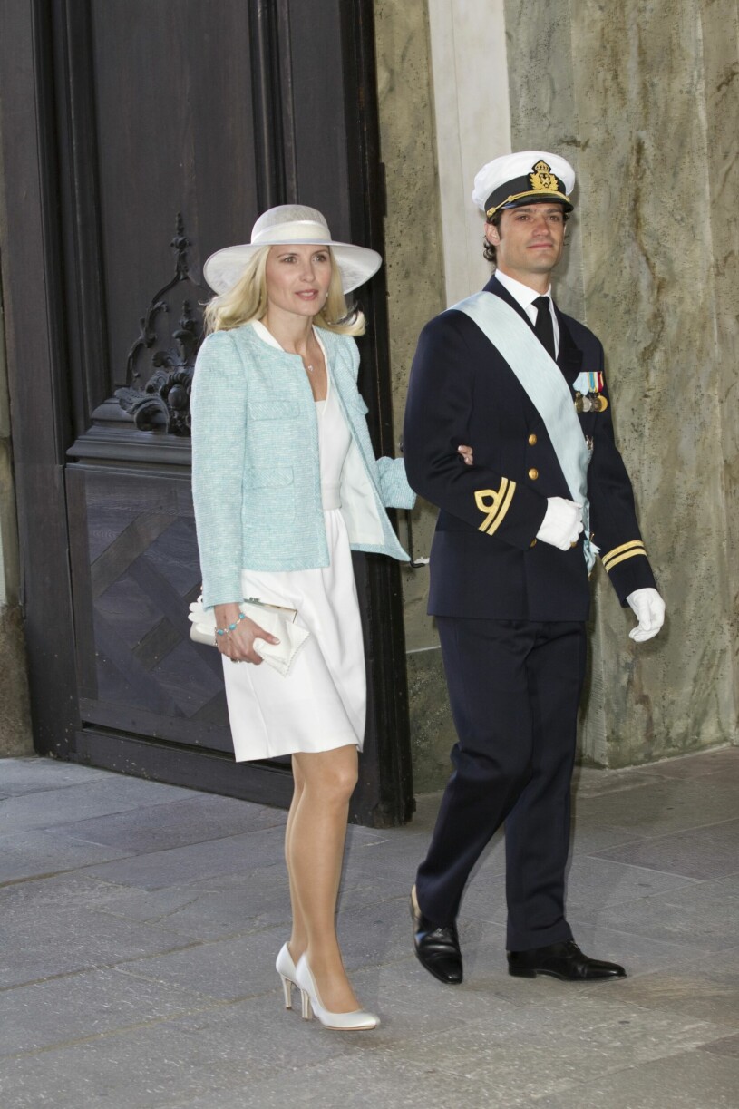 En av få bilder på Anna – här med prins Carl Philip under prinsessan Estelles dop 2012.