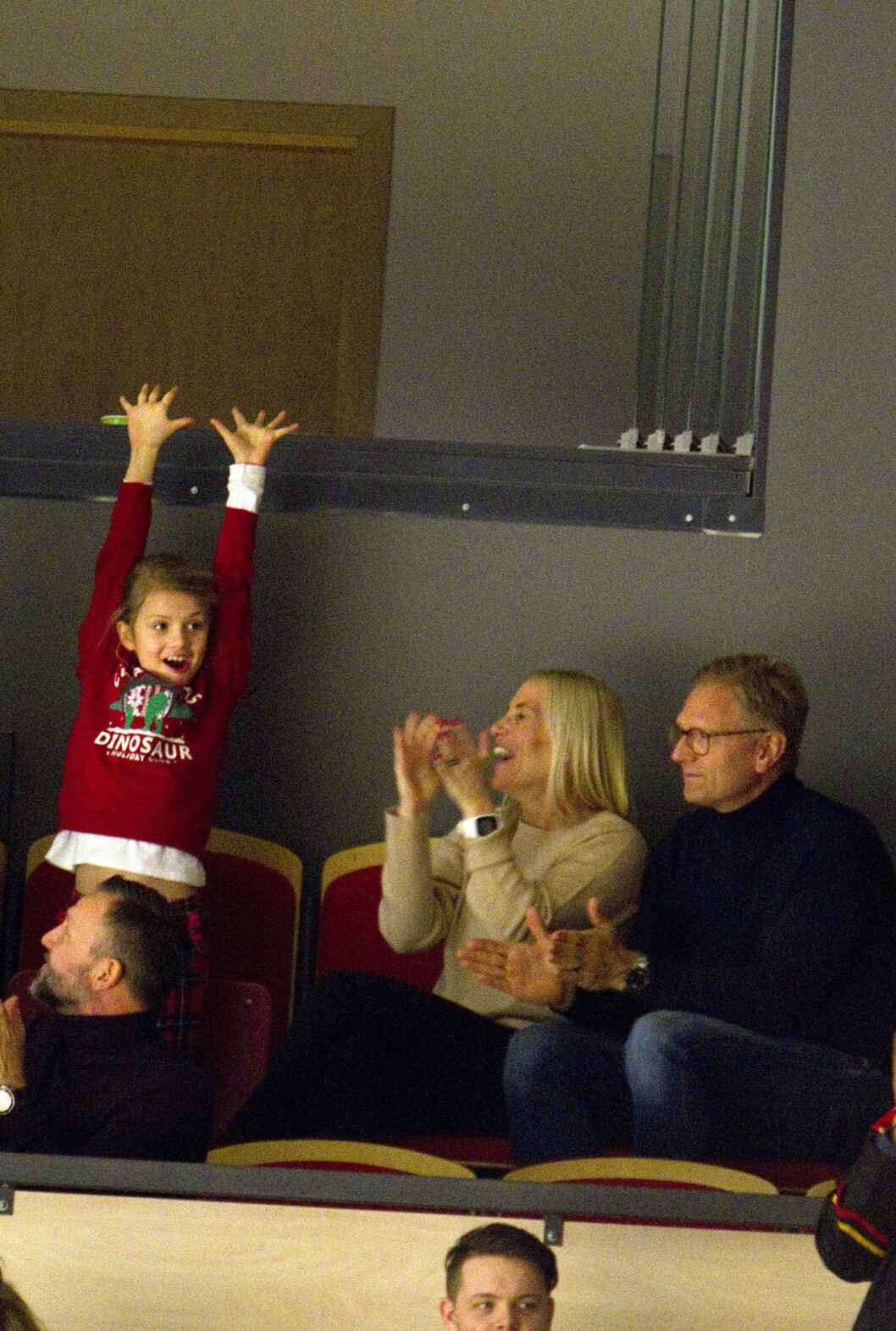Estelle hejade på hockeymatchen – och faster Anna uppmuntrade sin brorsdotter. anna westling söderström prinsessan estelle