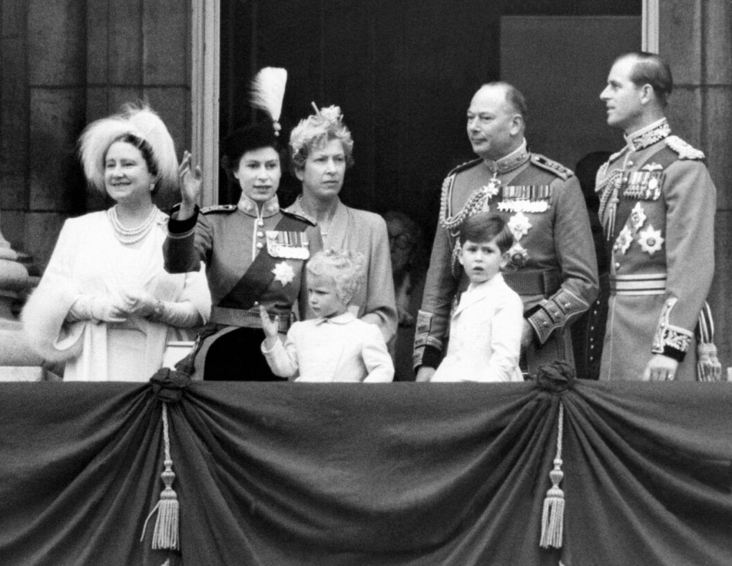 En treårig Anne med storebror Charles på slottsbalkongen 1953. Prinsessan Anne