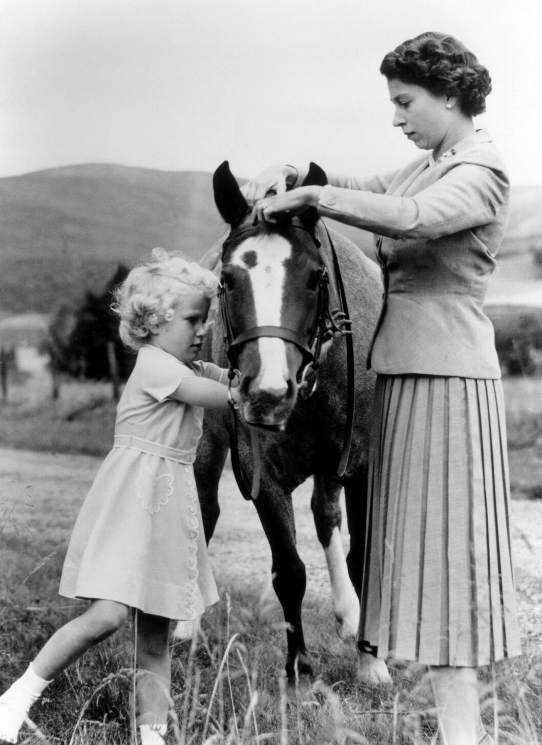 Anne har älskat hästar hela livet. Här med mamma Elizabeth på Balmoral, 1955. Prinsessan Anne liten