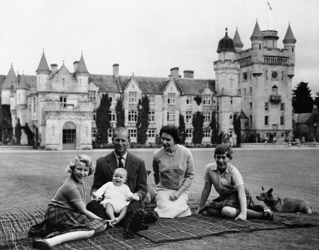 Familjelycka under semestern på Balmoral 1960. Anne är tio år. Här med mamma, pappa, storebror Charles och lillebror Andrew. Princess Anne
