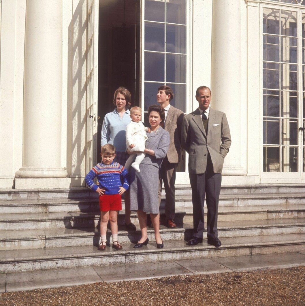 Frogmore House 1965. Anne ska fylla 15 år och har nyligen fått ännu en bror, lille Edward. Anne