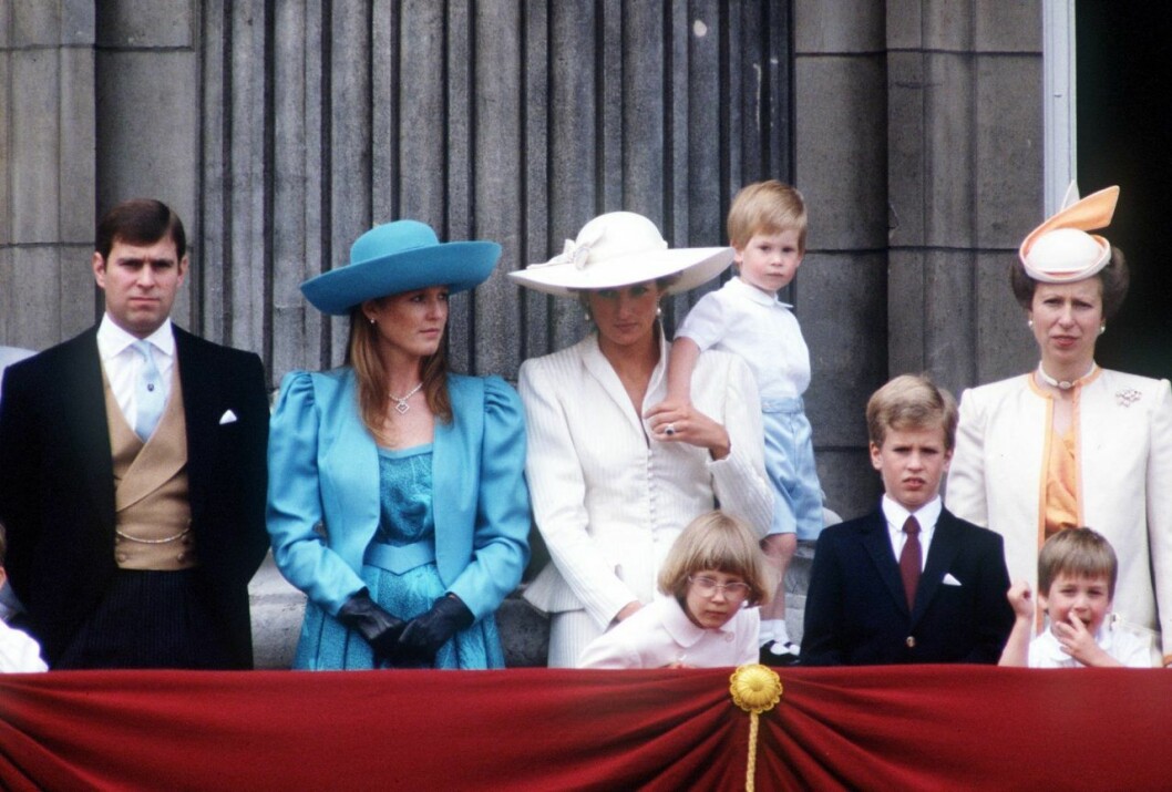 På slottsbalkongen med svägerskorna Fergie och Diana, 1986. Anne