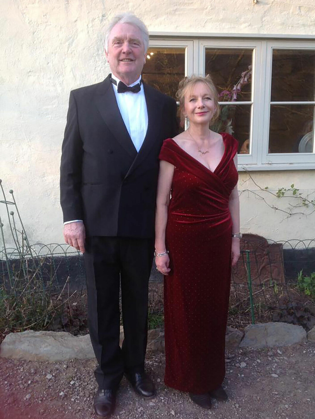 Paret Zurick bodde grannar med premiärminister Boris Johnson på hans familjs ägor i den lilla orten Winsford i Somerset. Nu är hon död och han vårdas svårt skadad på sjukhus. John och Debbie Zurick.