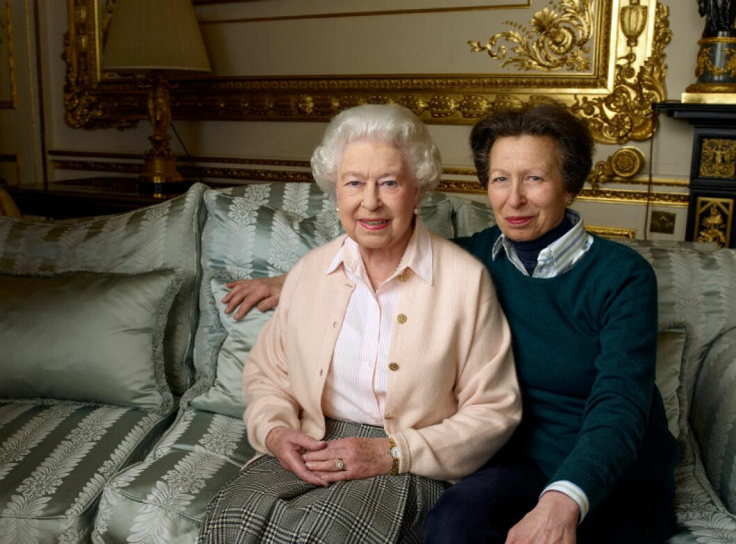 Hästbitna hundvänner. Så kan man sammanfatta drottning Elizabeth och dottern prinsessan Anne. Med förenade intressen under bar himmel, båda gillar att vara utomhus, har konversationen ofta kretsat kring ridsport och långpromenader. Till det yttre finns också många gemensamma nämnare. Annes näsa är ju mamma drottningens helt klart!<p></p><p></p><dd class="wp-caption-dd"></dd> Anne-Elizabeth