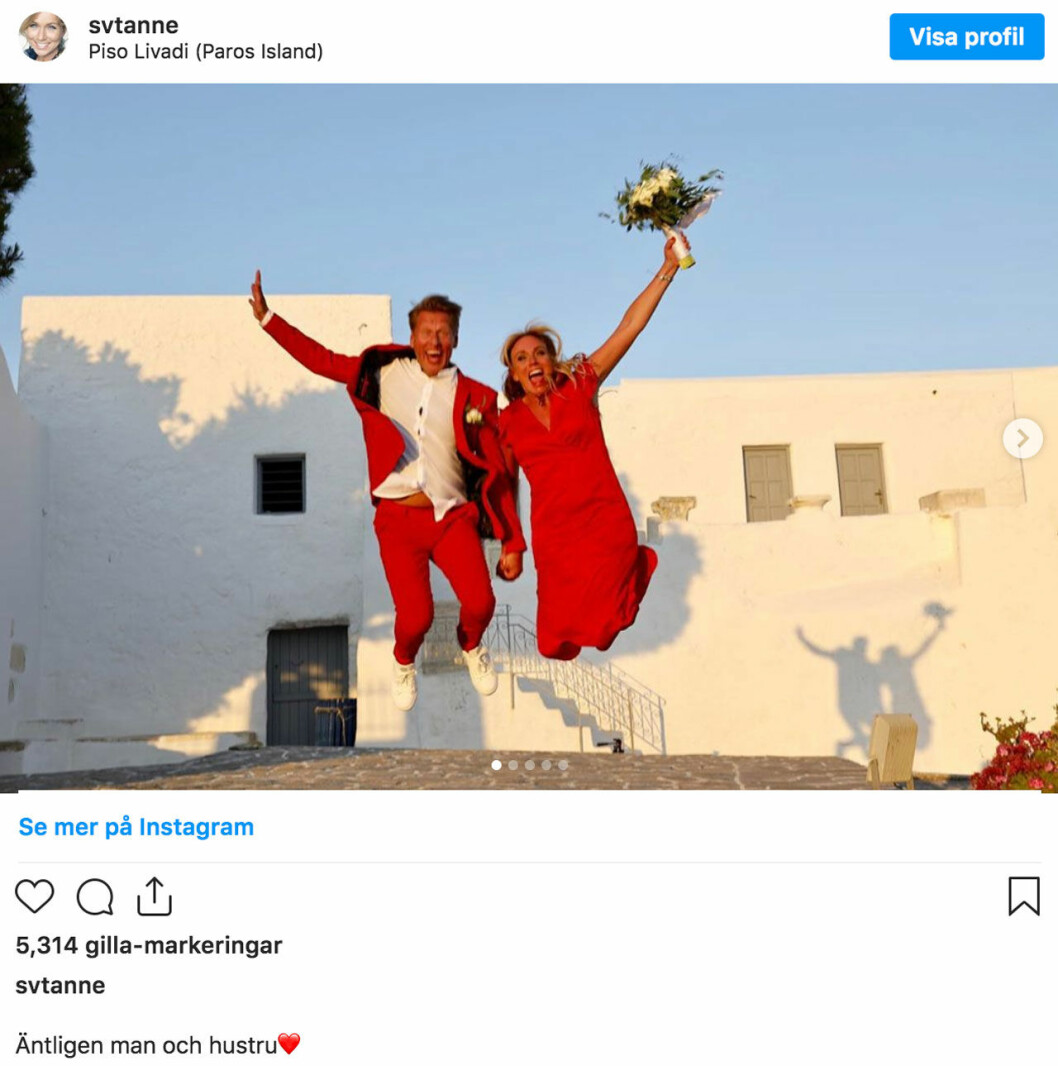 Brudgummen Stefan var också klädd i kärleksrött. Anne Lundbergs bröllop med Stefan Lindfors i Grekland.