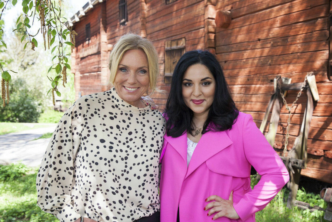 Anne Lundberg och Tara Moshizi leder nationaldagsfirandet från Skansen. Anne Lundberg och Tara Moshizi som leder nationaldagsfirandet 2020 på Skansen.