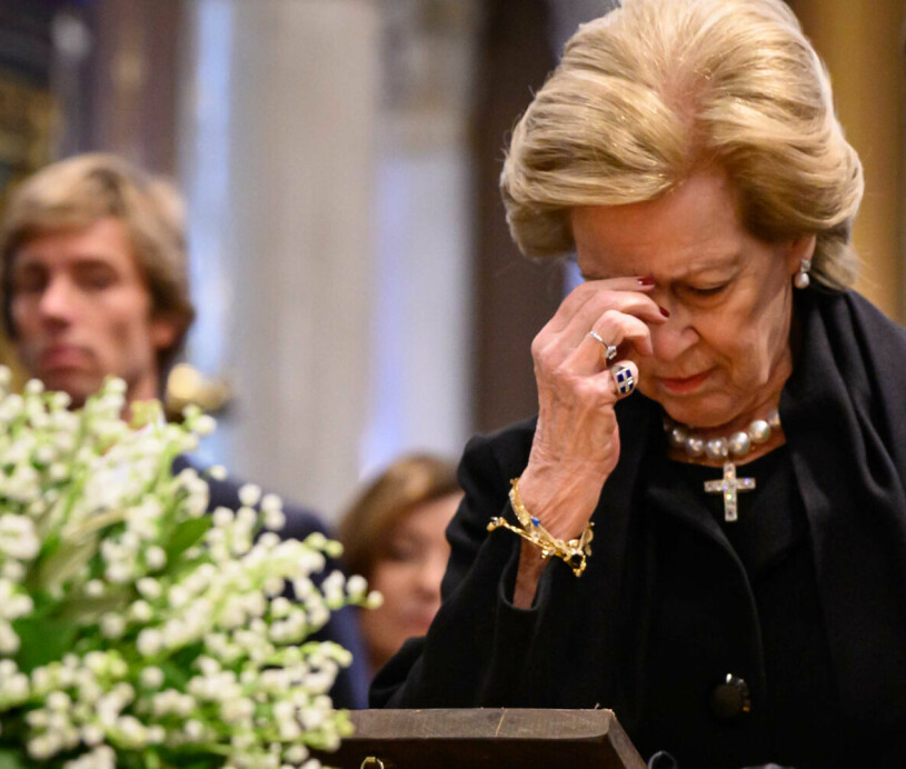 Drottning Anne-Marie vid kung Konstantins kista, med briljantkorset om halsen. Drottning Anne-Marie vid kung Konstantins kista