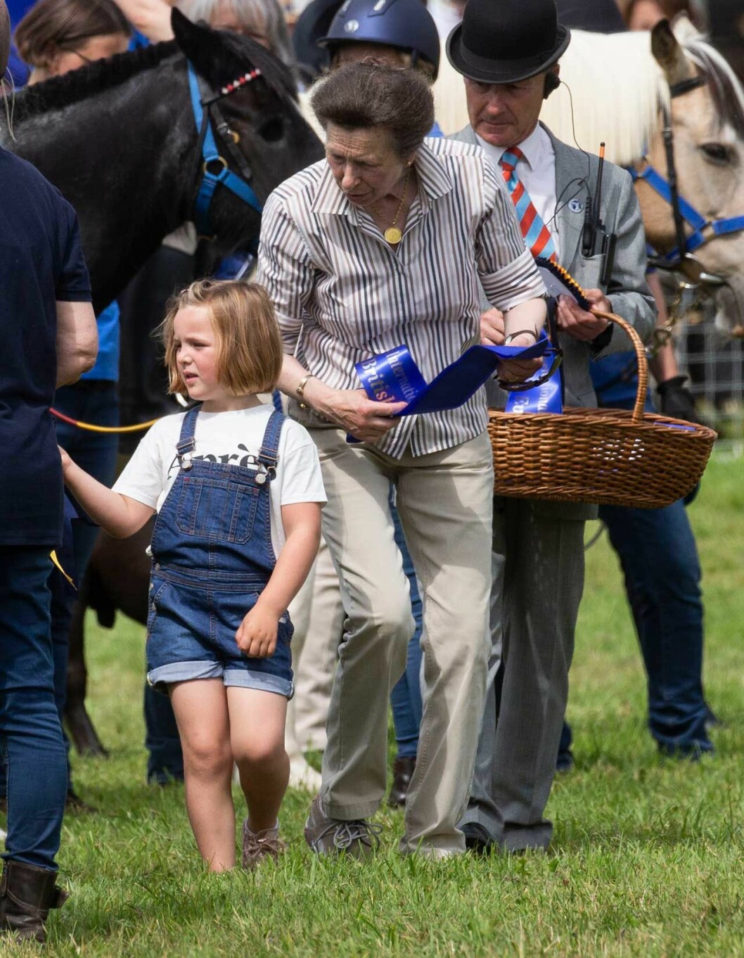 Prinsessan Anne var med och umgicks med sina barnbarn. prinsessan Anne Mia Tindall