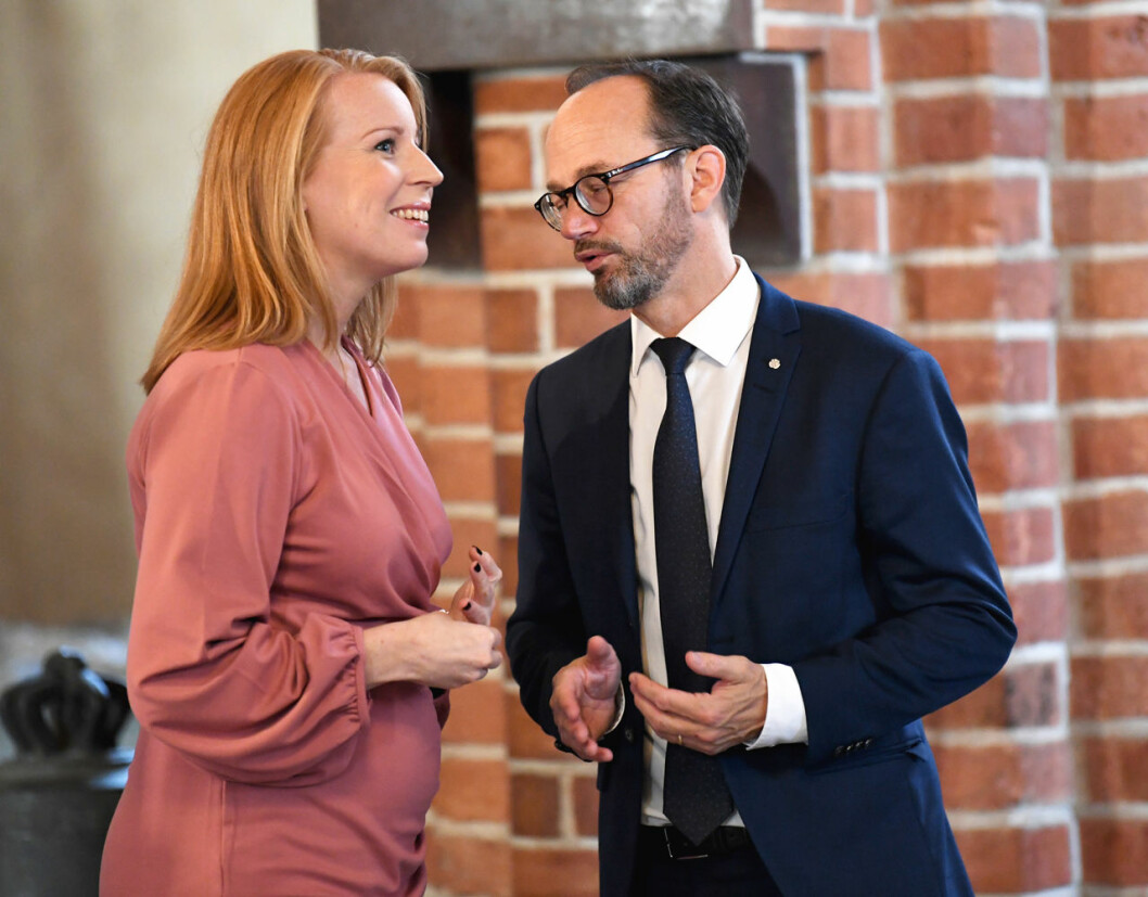Annie Lööf passade också på att språka med infrastrukturminister Tomas Eneroth i Storkyrkan. annie lööf riksmötets öppnande