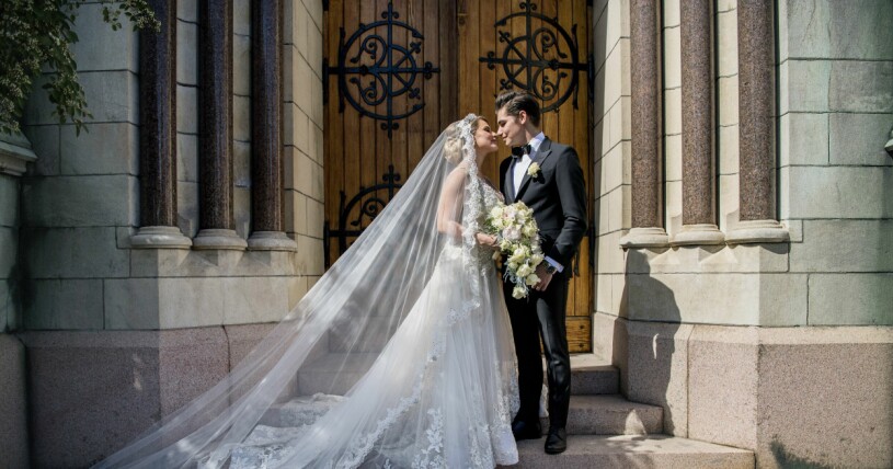 Anton Ewald och Victoria Fajardo på bröllopet i Stockholm år 2017. Anton Ewald gifter sig med Victoria Fajardo i Oscarskyrkan