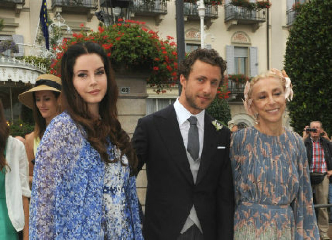 Amerikanska popstjärnan Lana del Rey och hennes pojkvän Francesco Carrozzini, italiensk fotograf, och Franca Sozzani, chefredaktör för italienska Vogue på väg till vigseln. ao_borromeo4