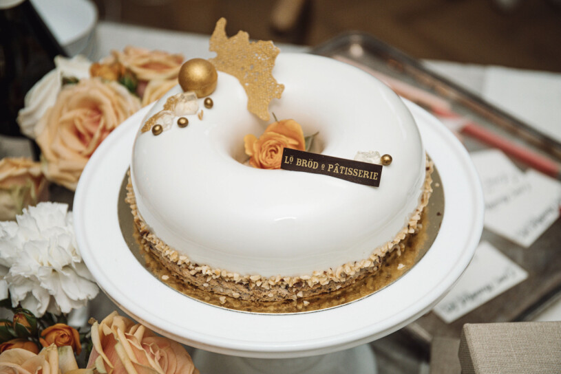 Är tiden knapp – hjälp dig själv med att köpa desserten! Den här fina Pavlova-tårtan kommer från Ebbas favoritställe Lidingö Bröd & Pâtisserie.