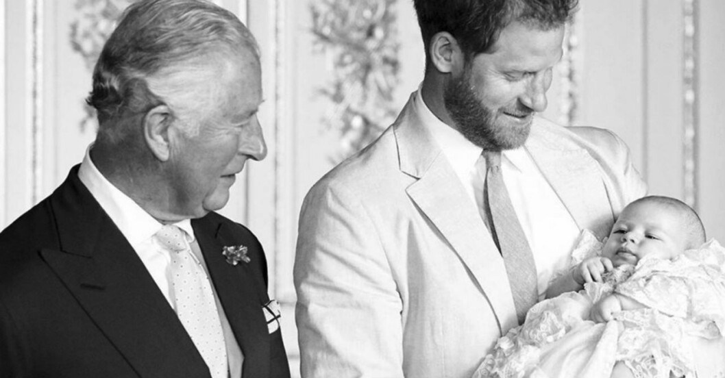 Charles och Harry med Archie. Charles och Harry med Archie.