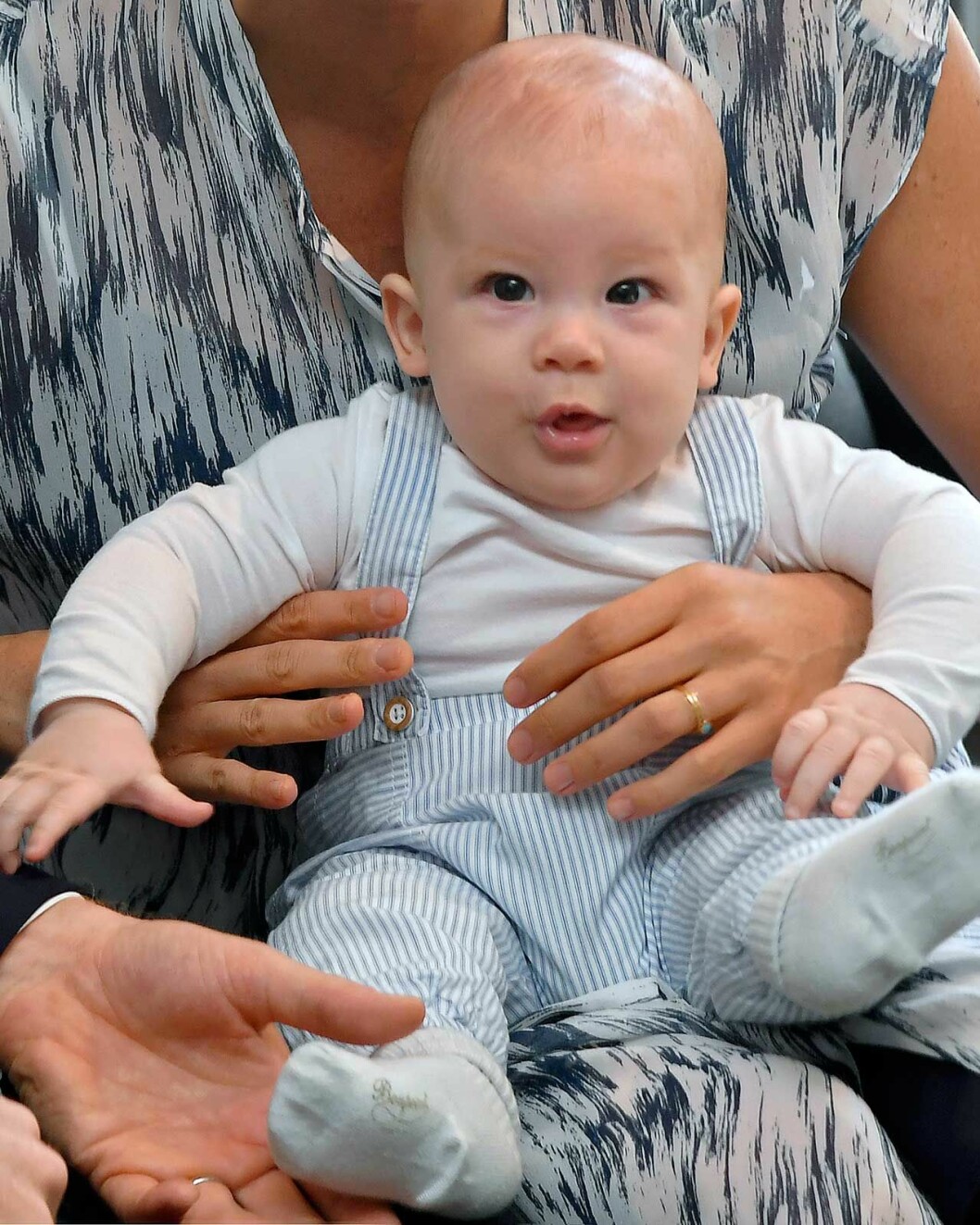 Archie laddar för ettårskalaset i nya hemstaden L.A. archie baby sussex meghan