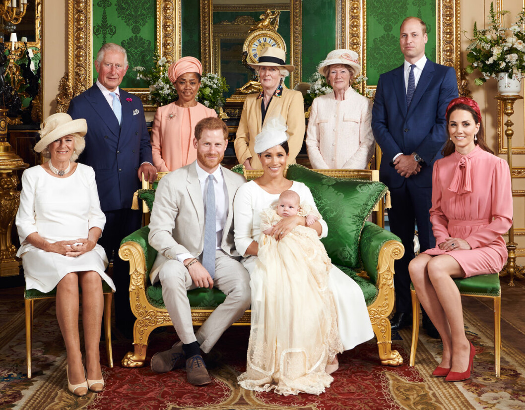 Den officiella bilden från Archies dop, med farfar Charles sida vid sida med mormor Doria. Brittiska kungafamiljen samlad vid Archies dop.