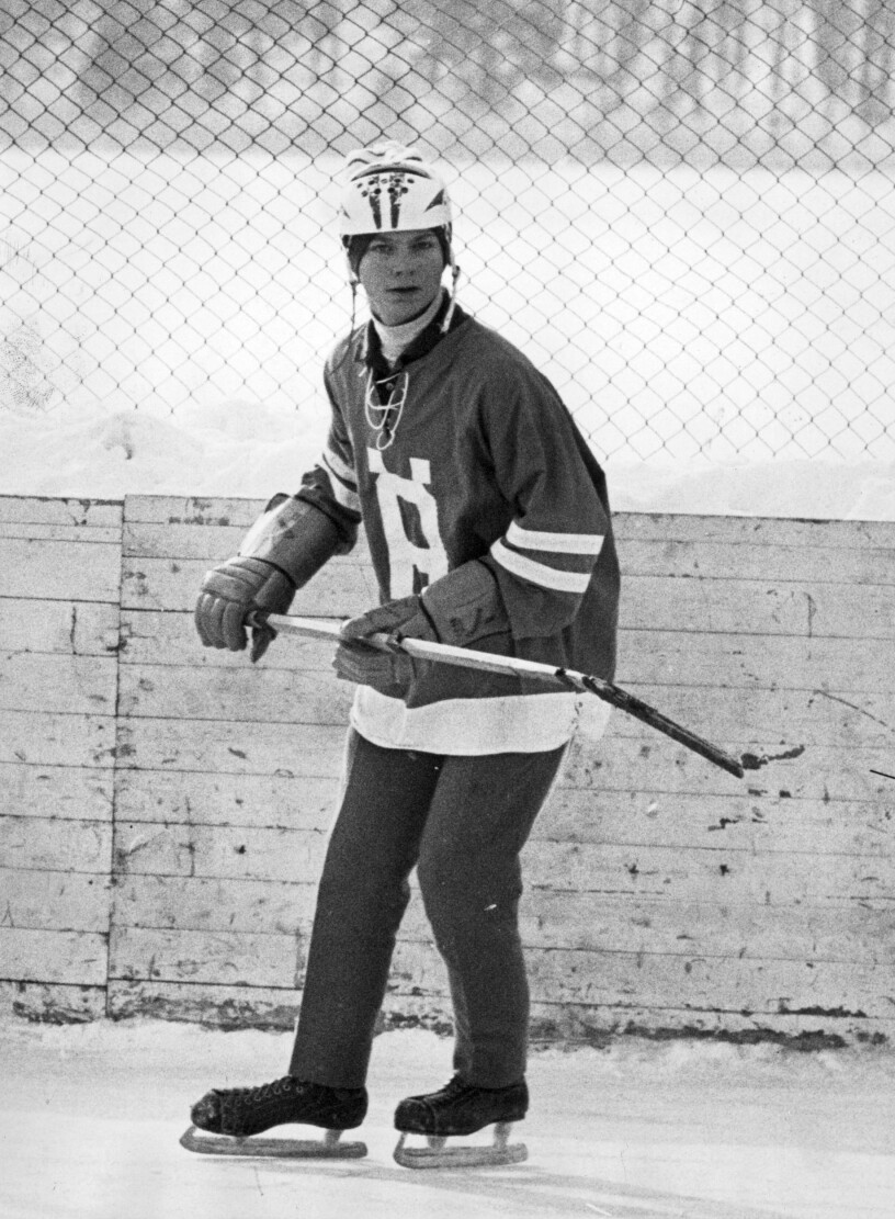 Året är 1963 och den sportige kronprinsen prövar på hockey.
