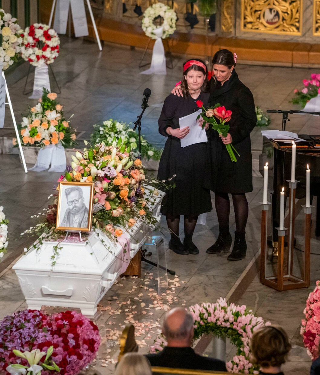 Prinsessan Märtha Louise med dottern Maud på Ari Behns begravning.