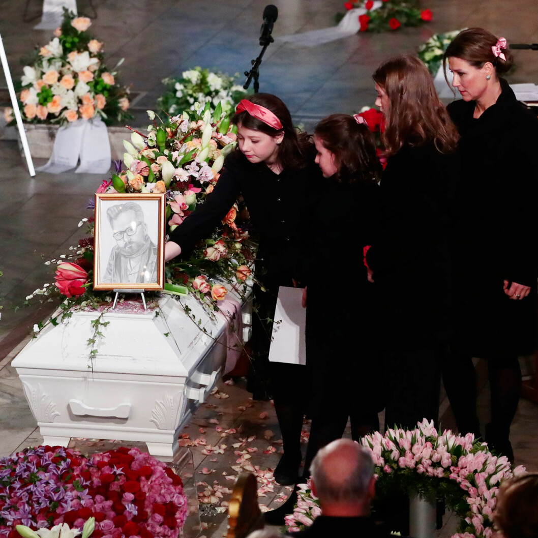 Emma, 11, Leah, 14, och Maud, 16, samlade vid kistan för att säga hej då till Ari för allra sista gången. Barnen Emma, Leah och Maud Behn samlade vid pappa Aris kista.