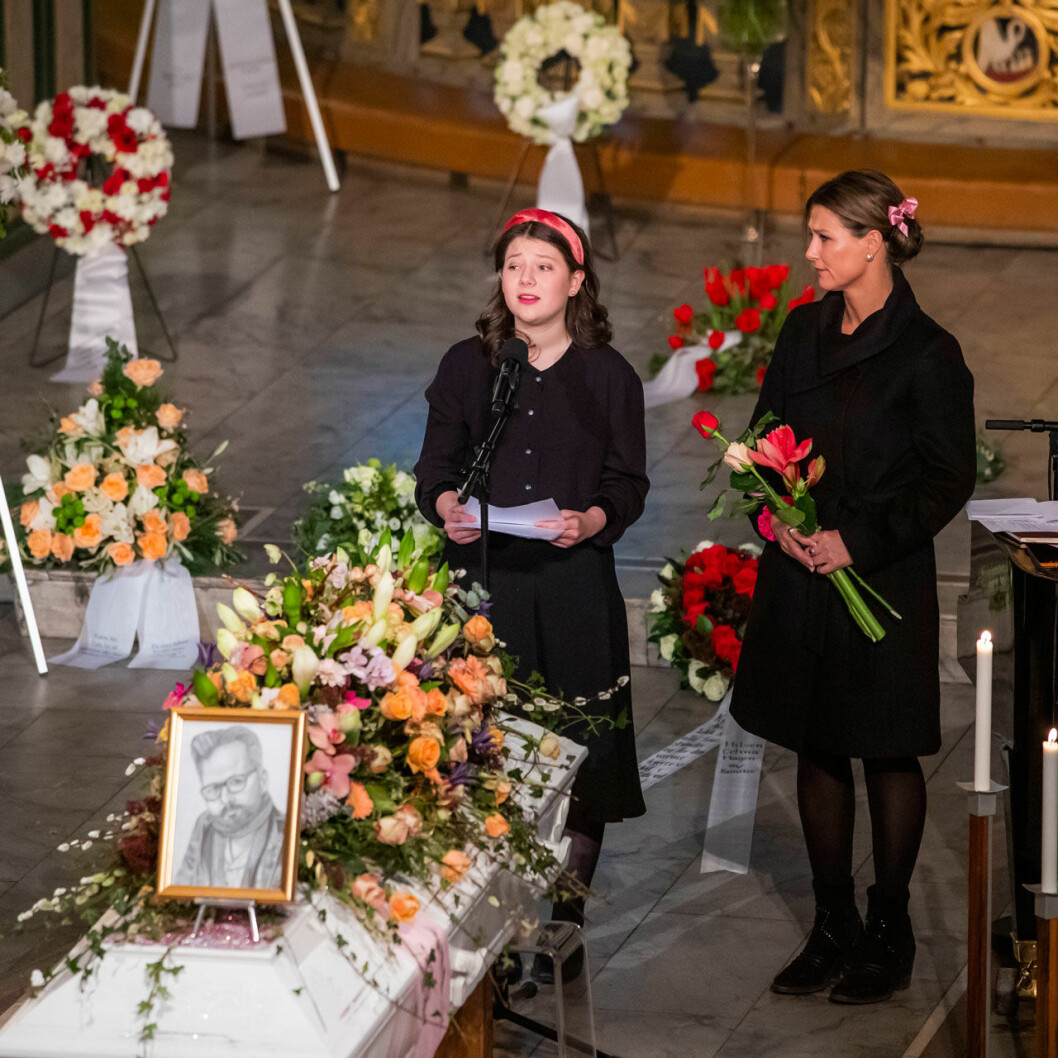 På kistan stod Mauds porträtt av Ari, det som han skulle ha fått i julklapp, men som nu fick ett helt annat och mycket sorgligare fokus. Dottern Maud håller tal på Ari Behns begravning.