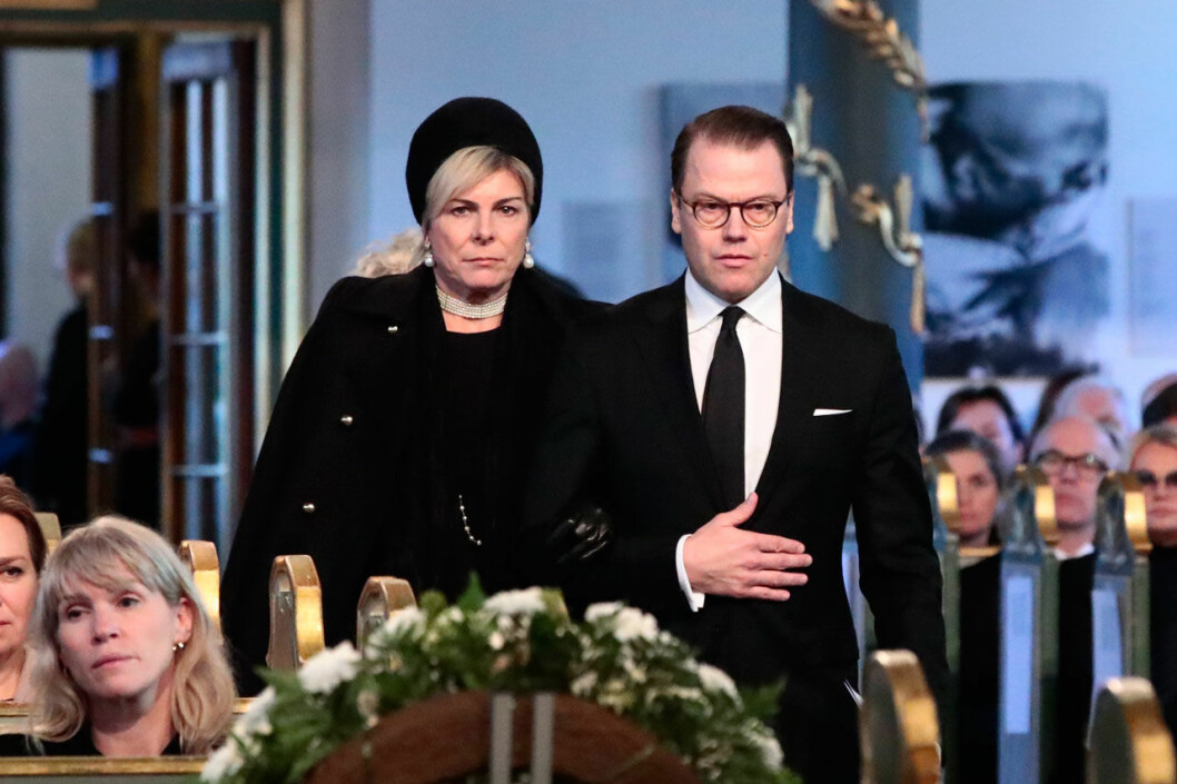 En djupt allvarlig prins Daniel. Prins Daniel och prinsessan Laurentien på Ari Behns begravning.