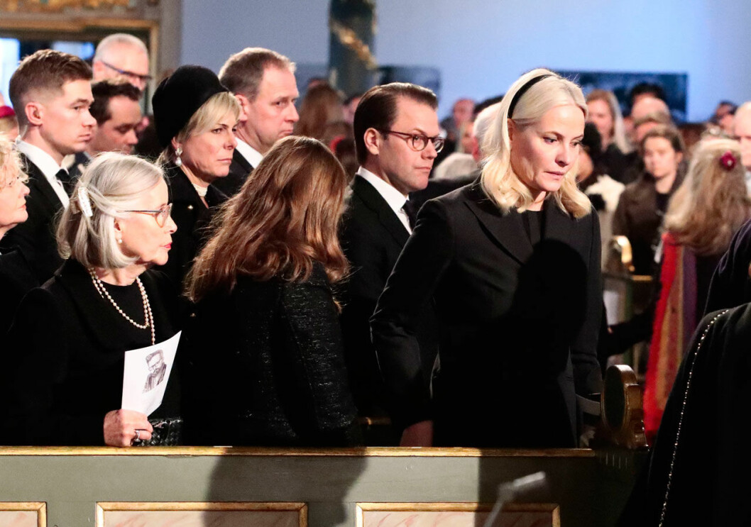 Prins Daniel fick åka ensam till Oslo – Victoria behövde stanna hemma hos Estelle som brutit benet. Prins Daniel på Ari Behns begravning.