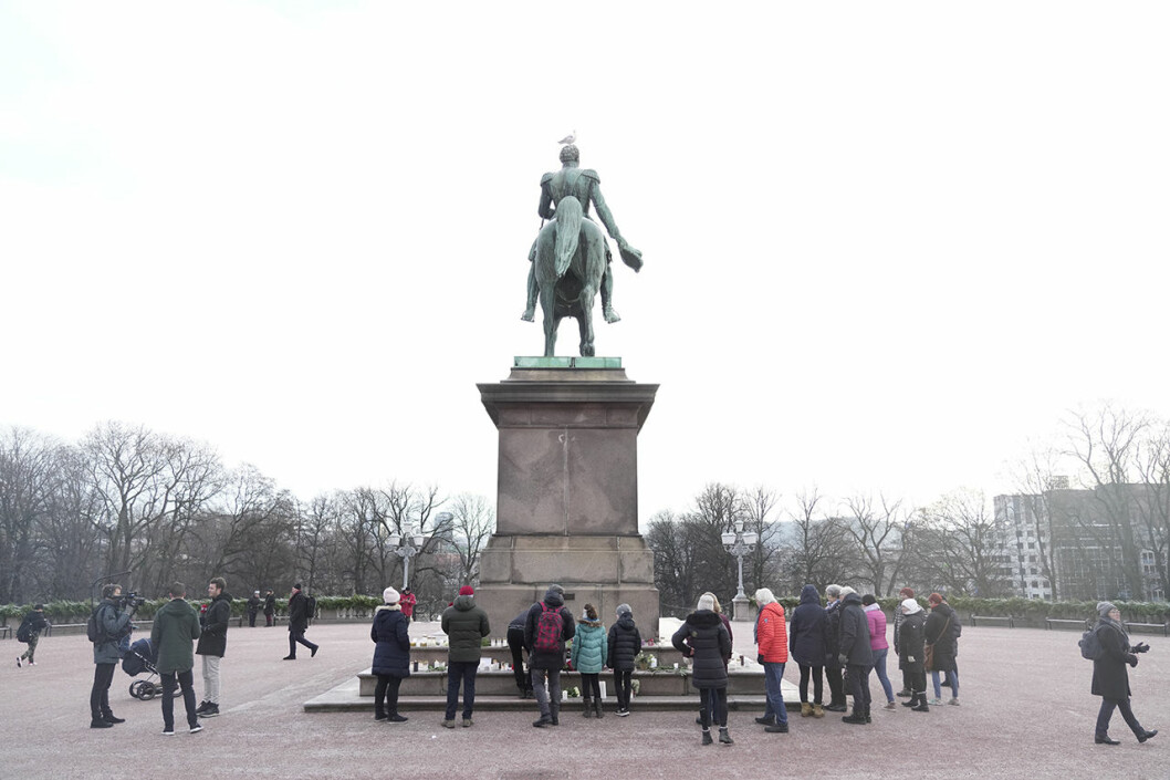 Vid slottet i Oslo har människor tänt ljus och lagt blommor för att hedra Ari Behns minne. Slottet i Oslo