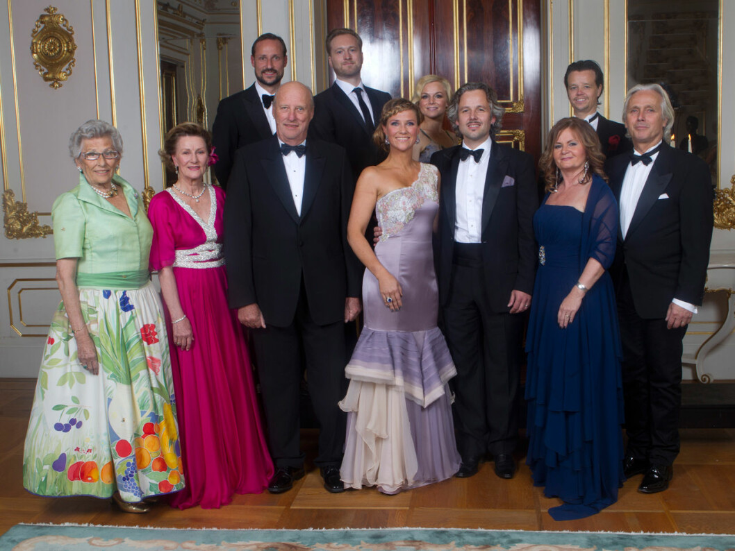 Ari och hans föräldrar tillsammans med norska kungafamiljen i samband med prinsessan Märtha Louises 40-årsfest på Kungliga slottet i Oslo. Ari Behn och prinsessan Märtha Louise med norska kungafamiljen och Aris mamma och pappa